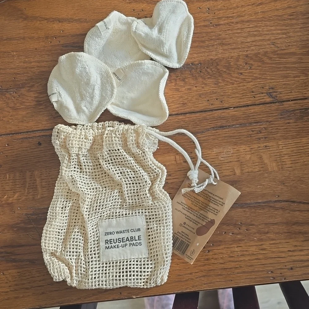 4 reusable makeup remover pads.
